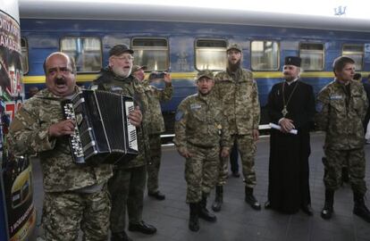 Una unidad militar, con capellán incluido, se dispone a viajar al Este.
