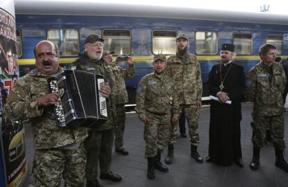 Una unidad militar, con capell&aacute;n incluido, se dispone a viajar al Este.