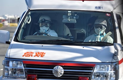 Sanitarios trasladan a un enfermo, hoy en Yokohama.
