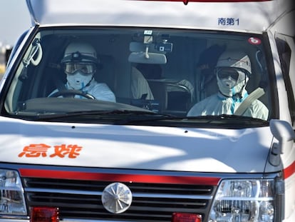 Agentes de saúde transportam um doente nesta quarta-feira em Yokohama.