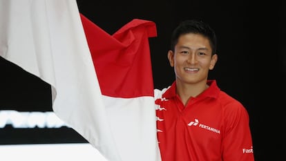 Rio Haryanto, nuevo piloto de Manor, posa con la bandera indonesia.