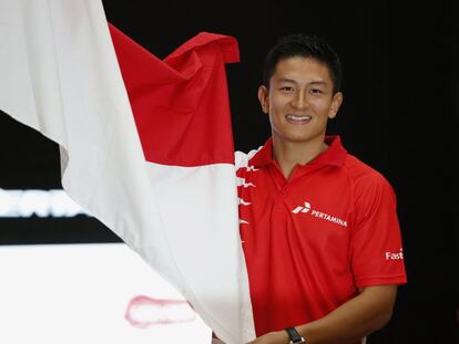 Rio Haryanto, nuevo piloto de Manor, posa con la bandera indonesia.