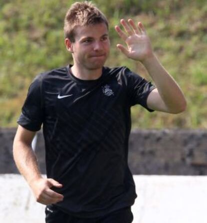 Illarramendi saluda a los aficionados mientras entrena en Zubieta