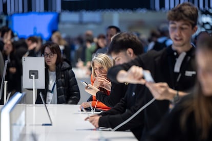 Varios visitantes en un stand de móviles durante el tercer día del Mobile world Congress 2025 en Barcelona.