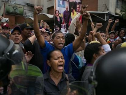 La tercera marcha convocada por la oposición en una semana fue bloqueada y reprimida con más fuerza que las anteriores por la Policía y la Guardia Nacional Bolivariana