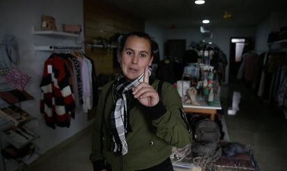 La zahinera María Ángeles Sequedo, de 21 años. No ha terminado el graduado escolar, tiene una niña de dos y solo se ha ido una vez de vacaciones. "A las mujeres ya no nos quieren ni para recoger fruta". El paro en Extremadura en mujeres como ella afecta ya al 45%.