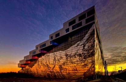 Otro de los emblemas arquitectónicos de Ørestad: el edificio Bjerget (la montaña). El nombre alude a su particular forma. De hecho, su fachada 'dibuja' un monte Everest.