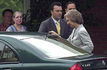La reina Sofía entra en un coche al salir de la clínica después de visitar a su hija Elena en la tarde de ayer.