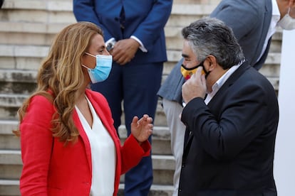 El ministro de Cultura, José Manuel Rodríguez Uribes, conversa con Carlota Navarrete, directora de la Coalición de Creadores e Industrias de Contenidos Digitales, en el ámbito de la presentación del Observatorio de Piratería y Hábitos de Consumo de Contenidos Digitales 2019 en la Biblioteca Nacional, en Madrid.