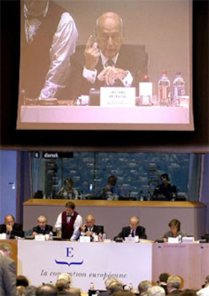 El presidente de la Convención, Giscard d&#39;Estaing, habla ayer en Bruselas.