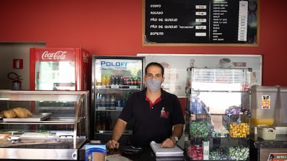 O comerciante Nagib Almeida de Issa trabalha em uma salgaderia em frente ao Hospital Estadual de Serrana. 