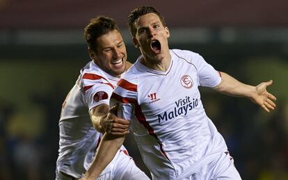 Gameiro y Krychowiak celebran un gol.