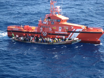 Foto facilitada por Salvamento Marítimo del rescate de un cayuco atestado de personas durante 2023, cerca de Canarias, por parte de la Guardamar 'Caliope'.