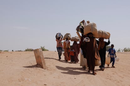 Refugiados que abandonaron Darfur llegaban a la frontera entre Sudán y Chad en abril de 2024.