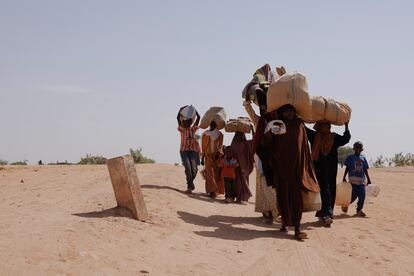 Refugiados que abandonaron Darfur llegaban a la frontera entre Sudán y Chad en abril de 2024.