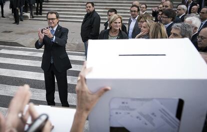 Artur Mas aplaudeix els ciutadans que s'han concentrat a l'exterior del TSJC a Barcelona.