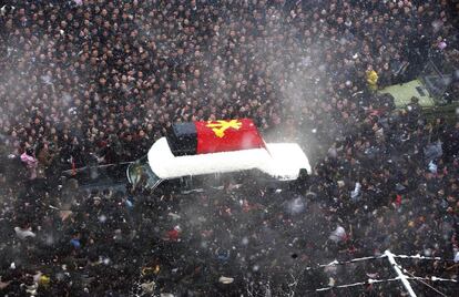 Cortejo fúnebre que transporta el féretro del fallecido Kim Jong-il por las principales vías de Pyongyang (Corea del Norte). Poco más de dos horas después de que partiera del Palacio Memorial de Kumsusan, la procesión, en la que iba también su hijo menor y sucesor, Kim Jong-un, llegaba a la céntrica Plaza Kim Il-sung donde, bajo una intensa nevada, esperaba una multitud en la explanada y las gradas para dar el último adiós a su líder, fallecido el 17 de diciembre a los 69 años.