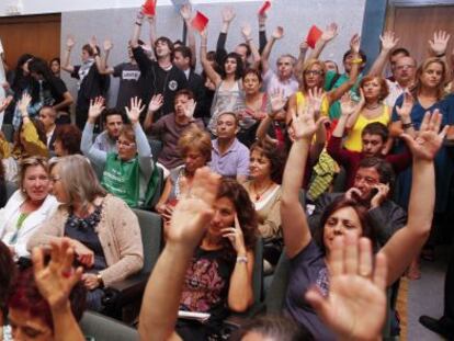 Profesores, alumnos y trabajadores de las universidades, durante la protesta.