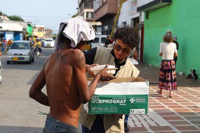 Jaime Marulanda reparte algunos almuerzos en las calles del barrio Sucre, el 20 de septiembre de 2024 en Cali. 