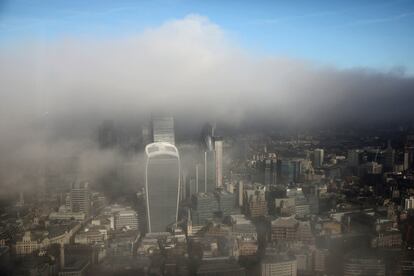 La City de Londres envuelta en niebla (Reino Unido).