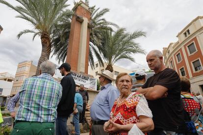 Los vecinos de la Vall d’Uixó (Castellón) que esta mañana han impedido desmantelar el monumento.