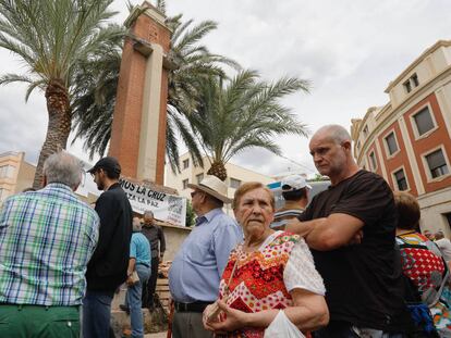 Los vecinos de la Vall d’Uixó (Castellón) que esta mañana han impedido desmantelar el monumento.