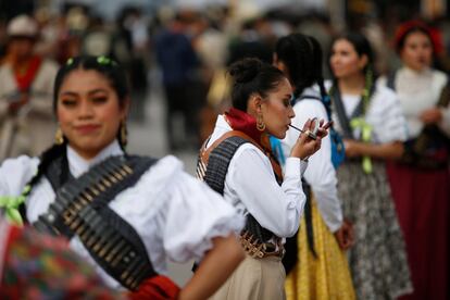 Cientos de actores se vistieron con trajes históricos y se reunieron en el Zócalo.
