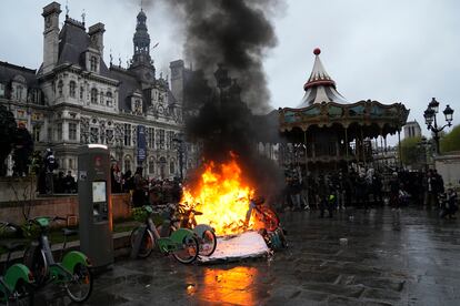 Varias bicicletas públicas arden frente al Ayuntamiento de París, durante las protestas de este viernes.