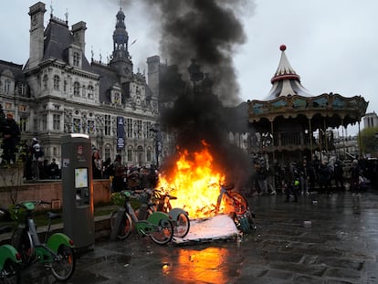 Un tótem de bicicletas públicas ardiendo este viernes frente al Ayuntamiento de París.