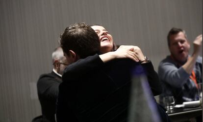 Inés Arrimadas, candidata de Ciudadanos en Cataluña, celebra la victorio con Albert Rivera, en una imagen facilitada por el partido.