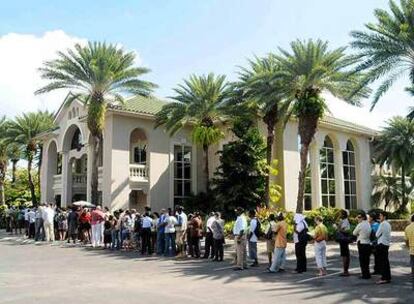Clientes de la firma Stanford hacen cola para retirar su dinero en una oficina de la isla de Antigua.