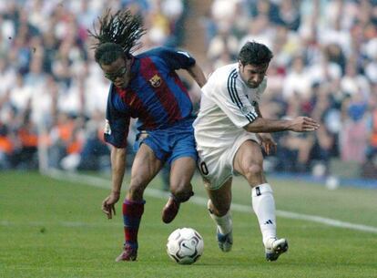 Davids (i), jugador del Barça, con el madridista Luis Figo (d).