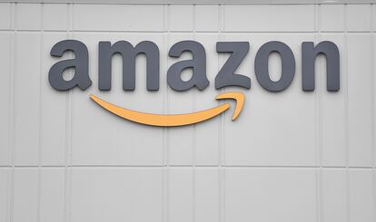 Logotipo de la empresa Amazon en un centro de distribución de Nueva York.