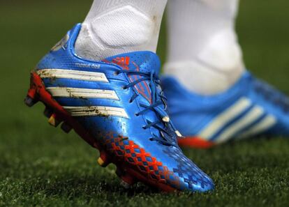 Detalle de las zapatillas de Mesut Özil.