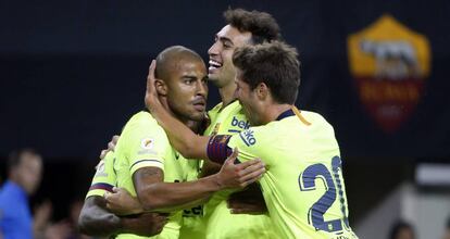 Munir y Sergi Roberto felicitan a Rafinha por su gol a la Roma.