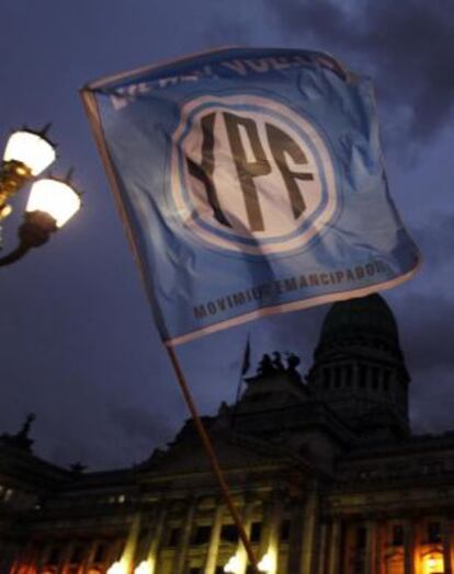 Una bandera de YPF ondea junto al Congreso argentino en abril de 2012