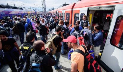 Un grup de refugiats a l'estació de tren de Munic, a Alemanya.