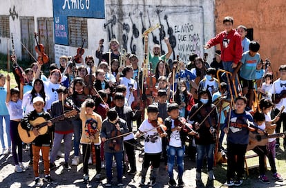 Parte de la Orquesta Benjaminos se congrega en la plaza sin nombre del barrio, que los vecinos levantaron en terrenos fiscales.