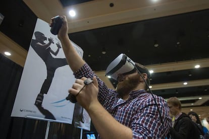Un visitante hace Taekwondo mediante un sistema de realidad virtual Taclim que utiliza, además de las gafas, zapatos de VR con sensores y guantes con dispositivos táctiles.