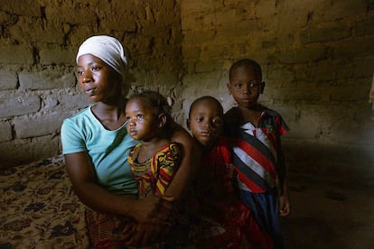 Hava, la esposa de Candé, en mayo con los tres hijos de la pareja. Cuando Aliou emigró, aún no había nacido la más pequeña.
