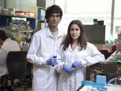 Pablo González y Cristina Ferrús en los laboratorios del CNIC.