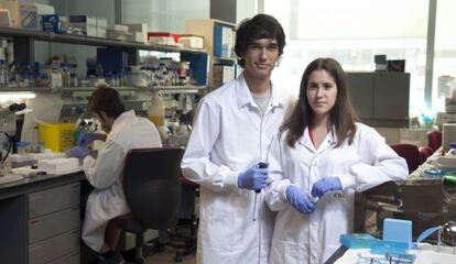 Pablo González y Cristina Ferrús en los laboratorios del CNIC.