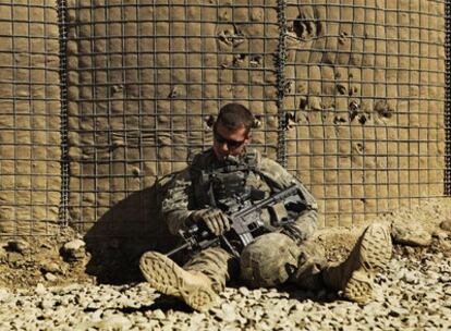 Un soldado estadounidense destacado en la provincia de Paktika, al este de Afganistán, descansa antes de iniciar
una operación.