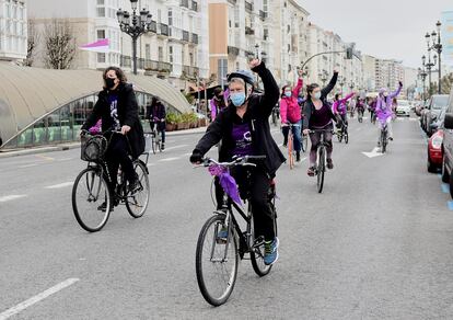 Varias mujeres participan en una 'Bicicletada Feminista' en Santander (Cantabria), el domingo.