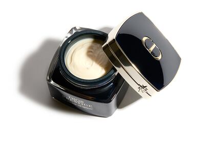 Baume de Minuit de Dior Prestige es un bálsamo nocturno (600 euros) nutritivo y reconstituyente. Una novedad que concentra la investigación de 20 años de la casa sobre el poder de la rosa de Granville para revertir los signos de envejecimiento.