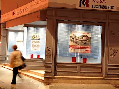 Oficina que la promotora de cooperativas tiene en la plaza de Santa Bárbara de Vitoria.