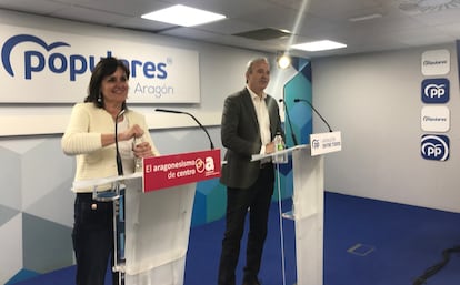 El presidente del Partido Popular en Aragón, Jorge Azcón; y la presidenta de Aragoneses-Plataforma Aragonesista, Elena Allué, en una rueda de prensa.