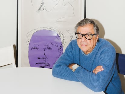Bob Colacello posa para ICON en su casa de Southampton (EE UU) junto a un ‘Mao Wallpaper’, de Andy Warhol.