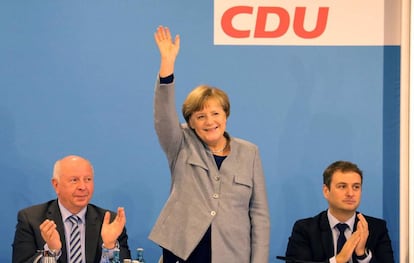 La canciller alemana, Angela Merkel, saluda durante una conferencia regional de su partido en el Estado de Mecklemburgo Pomerania Anterior.