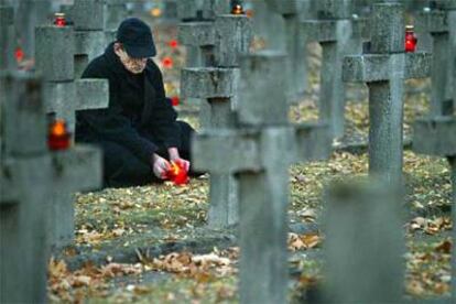 Un polaco enciende una vela en el cementerio de Varsovia, el pasado 1 de noviembre.